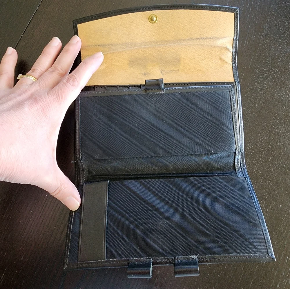Black Smooth Leather Dooney & Bourke Wallet Elegant Sophisticated Minimalist